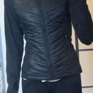 tränings jacka - passar perfekt på våren elr hösten för träning utomhus, bra skick. lite större än xs skulle jag säga. har int använt så mkt och är från ullared ord pris 200💗
