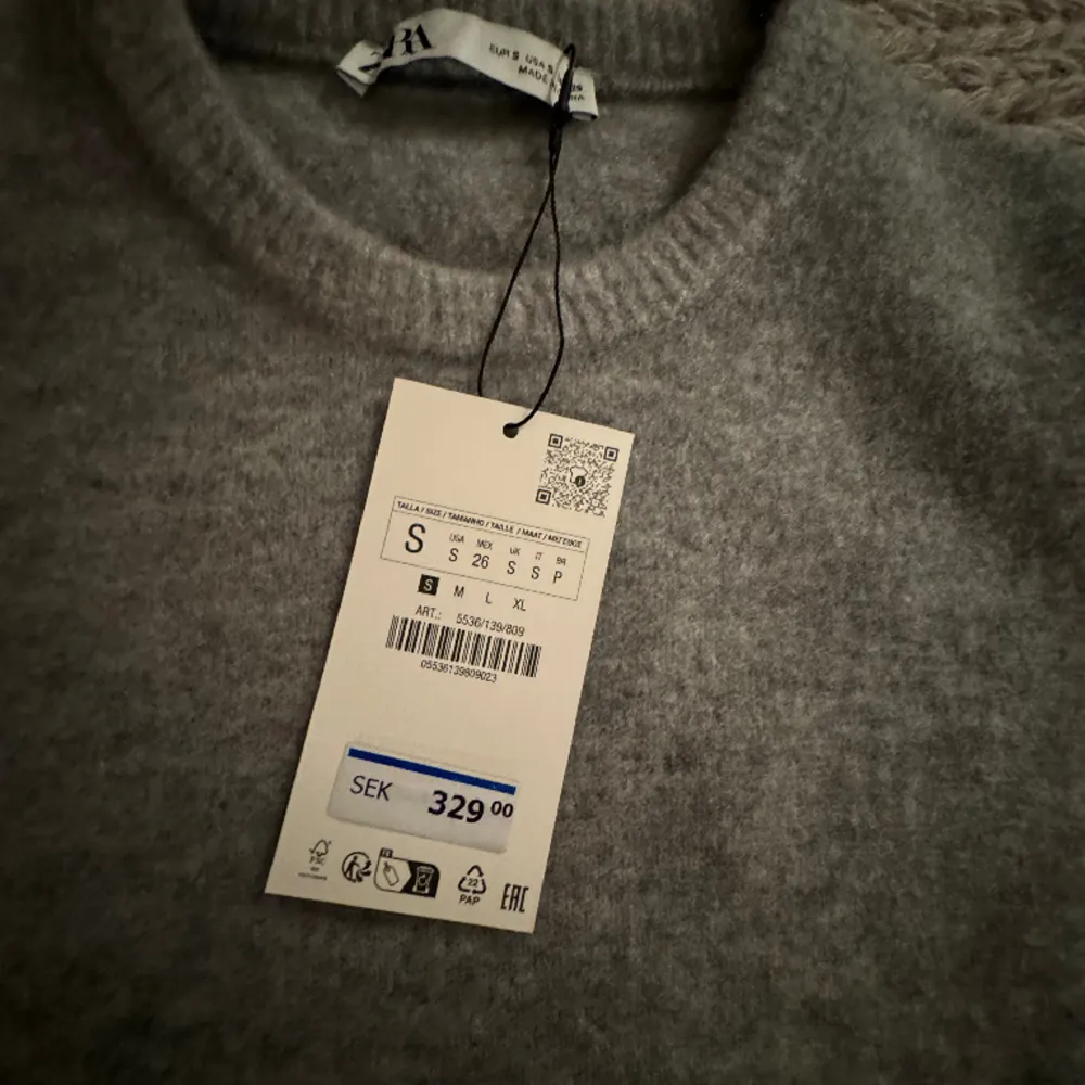 Säljer denna populära stickade zara tröja då jag inte fått användning för den. Endast testad fortfarande med lappar på! Nypris 329kr  Kan gå ner i pris!! . T-shirts.