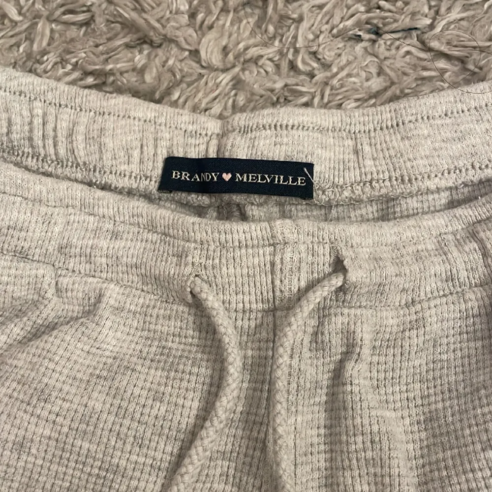 Brandy Melville shorts som är använda typ 2 gånger för dem är förstora och inte min stil 💝. Shorts.