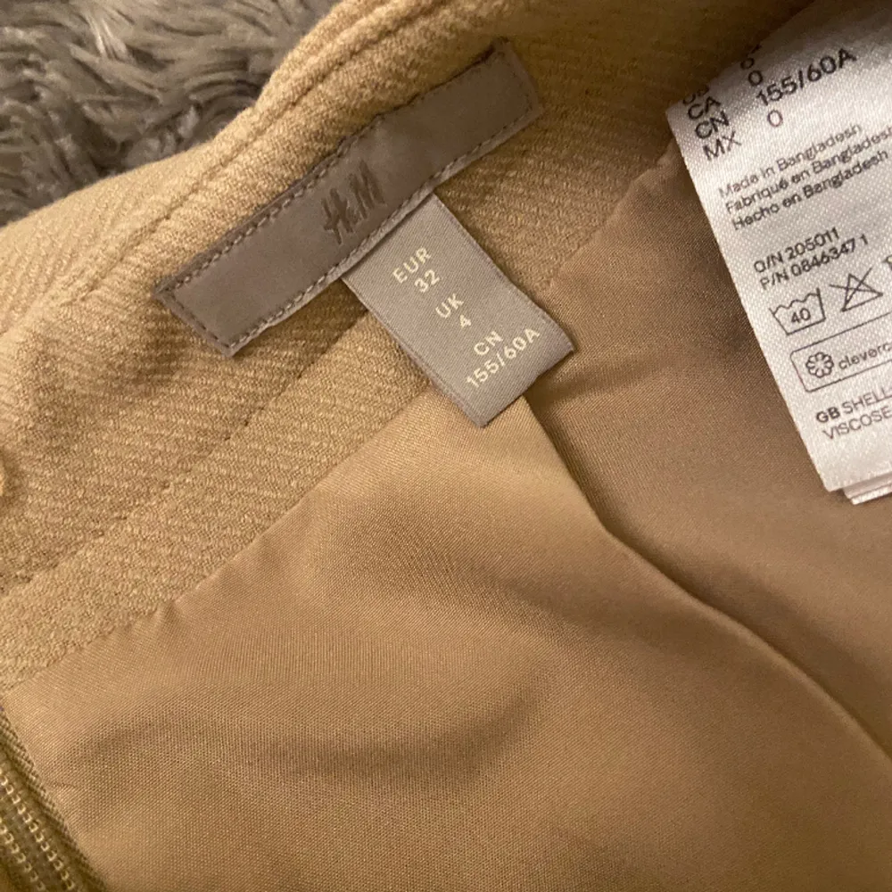 En beige kjol med guld Detaljer från H&M! Den är för liten på mig, tvättad och inga fläckar!. Kjolar.