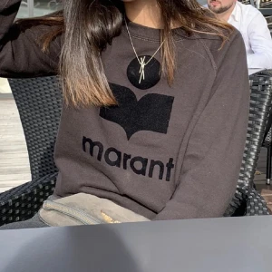 Isabel marant sweatshirt  - Säljer en favorit i garderoben, min Isabel marant sweatshirt😍 det låga priset beror på slitaget som syns på andra bilden. Köpte från NK för cirka 2-3 år sedan🤝🏽(priset kan diskuteras)☺️ den är i en svart/grå färg