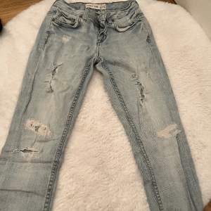 Jeans från Gina tricot storlek 25/30 . 