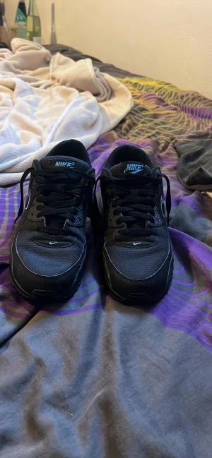 Nike air skor - Väldigt väldigt fina skor aldrig använda typ, inga brister, dom är som nya. 
