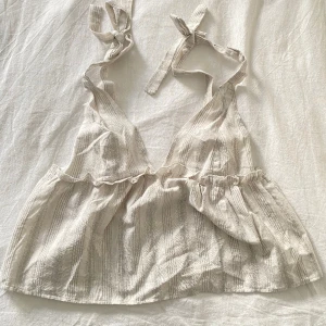 Linen topp  - En topp i linen, grå/beige jättesöt. Köpt second hand och saknar både lapp och storlek, men passar mig som är M.  