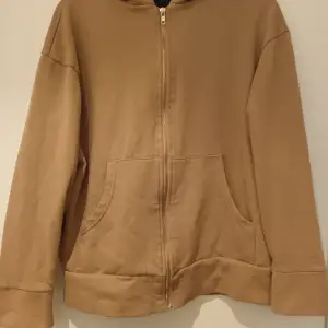 beige/ljusbrun zip hoodie från lager 157  Är storlek xs men oversized så sitter typ som s/m ⚠️saknas snören⚠️