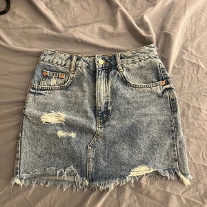 Jeanskjol  - Säljer en jättefin jeanskjol, inga defekter förekommer❤️