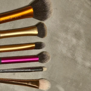 Real techniques sminkborstar  - 6 st real techniques sminkborstar, varav 5 är i princip oanvända💓💓 250 kr för alla eller 50kr/st