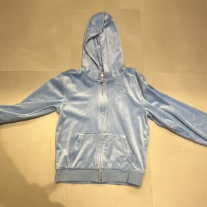 Juicy Couture 10/11 år - Äkta tröja - Juicy Cuiture. Använd 5 ggr. En liten fläck på armen som knappt syns (se bild). Mkt fint skick! 