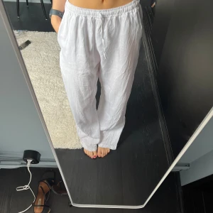 Linnebyxor - Vita linnebyxor. Säljer då dem är lite för stora. Köpta i en butik på Gotland. Nypris 699. Säljer för 250kr. Onesize men skulle säga en small-medium. 🩷