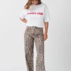 Gina Tricot leopardjeans - Leopardmönstrade jeans från Gina Tricot. Ny med tags kvar, säljes så de tyvärr är en strl för små för mig. Slutsålda i butik. 