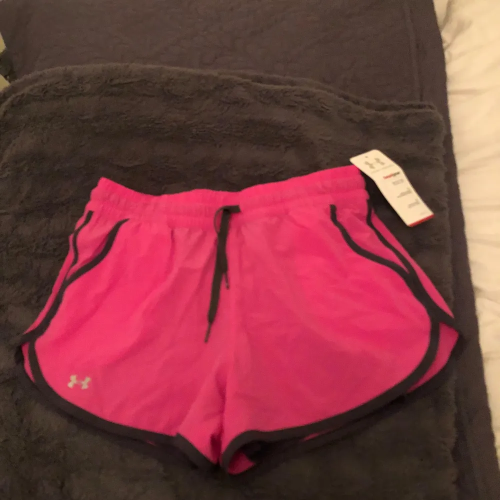 Helt Nya supersnygga shorts till träning el vardags. Innershorts finns på insidan( se bild). Stl XS.. Shortsit.