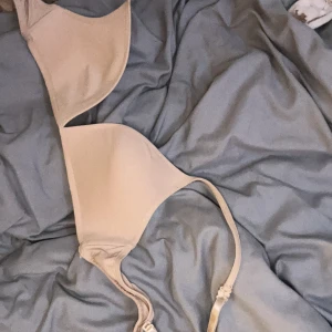 Beige bh med band - Bra skick, anvönd några gånger storlek 8A:)
