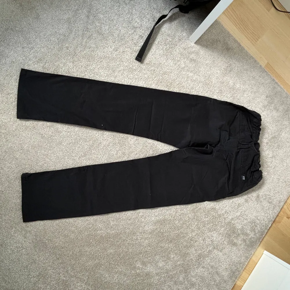 The item hasn’t been worn that much and has been taken care of very well. The clothing has no issues whatsoever and no damages. The item has also been cleaned very well so it’s not dirty or anything.. Jeans & Byxor.