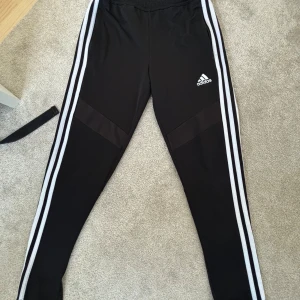 Black sport pants - The item hasn’t been worn that much and has been taken care of very well. The clothing has no issues whatsoever and no damages. The item has also been cleaned very well so it’s not dirty or anything.