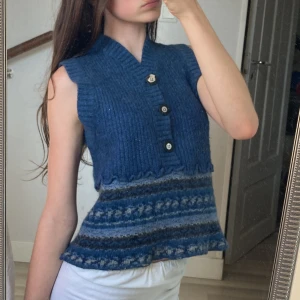 Dolce & Gabbana stickad topp - Så sjukt snygg ull stickad blå topp från märket Dolce & Gabbana! Så fina mönster och knappar💙 Formar kroppen så fint!