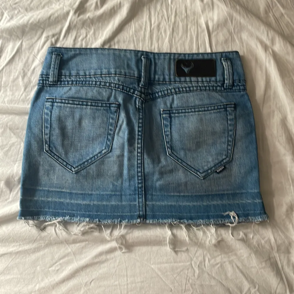 Säljer denna skit snygga jeans korta kjolen i storlek xs, midjemåttet tvärs över: 35 cm. Klänningar.