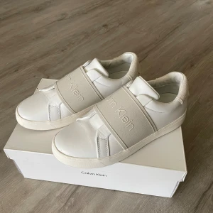 Calvin Klein Sneakers  - Stl 39. Mycket fint skick, använda fåtal gånger och nypris 1699kr.