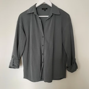 Massimo Dutti skjorta - Skjorta från Massimo Dutti. Använd varsamt fåtal gånger. Grön/grå i färgen. Storlek xs men sitter bra som S.
