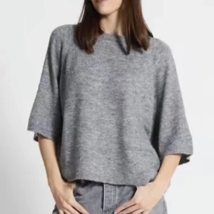 stickad t-shirt - grå knitted tee från lager 157 i bra skixka säljer då den inte kommer till användning 