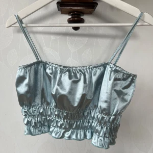 Sommar topp - Topp i blåfärg från Nelly. Var slutsåld när den kom in. 