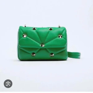 Grön väska från Zara - Grön väska från Zara med nitar 150 kr