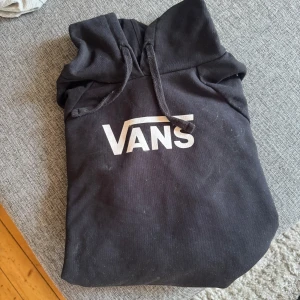 Vans hoodie  - Bra skick aldrig använd av mig fick den av min storasyster för hon inte vela ha den