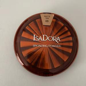 Säljer en isadora  bronzer. Som är andvänd en dag. Köpte den förra veckan så som ny. Bronzern är den stora. I färgen 05 och jätte fin färg. Bra pris, men ni får buda om ni vil❤️Nypris: 219 