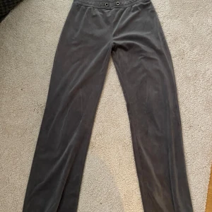 Mjukisbyxor  - Gråa mjukisbyxor från Gina, fint skick dock saknas bandet runt midjan. Köparen står för frakt 