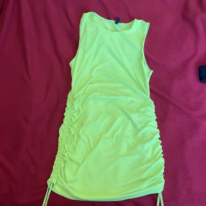 Klänning - Jättefin och färglad klänning. Nästan ny använd några gånger men används inte längre så säljer den❤️Justerbar vid sidorna med snörena 