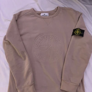 Stone island sweatshirt - tjena folket säljer min feta stone island tröja då den är för stor för mig, materialet är jätte skön perfekt för hösten har en fungerande qr scan men vet ej om den är äkta  tveka it o dma vid funderingar 
