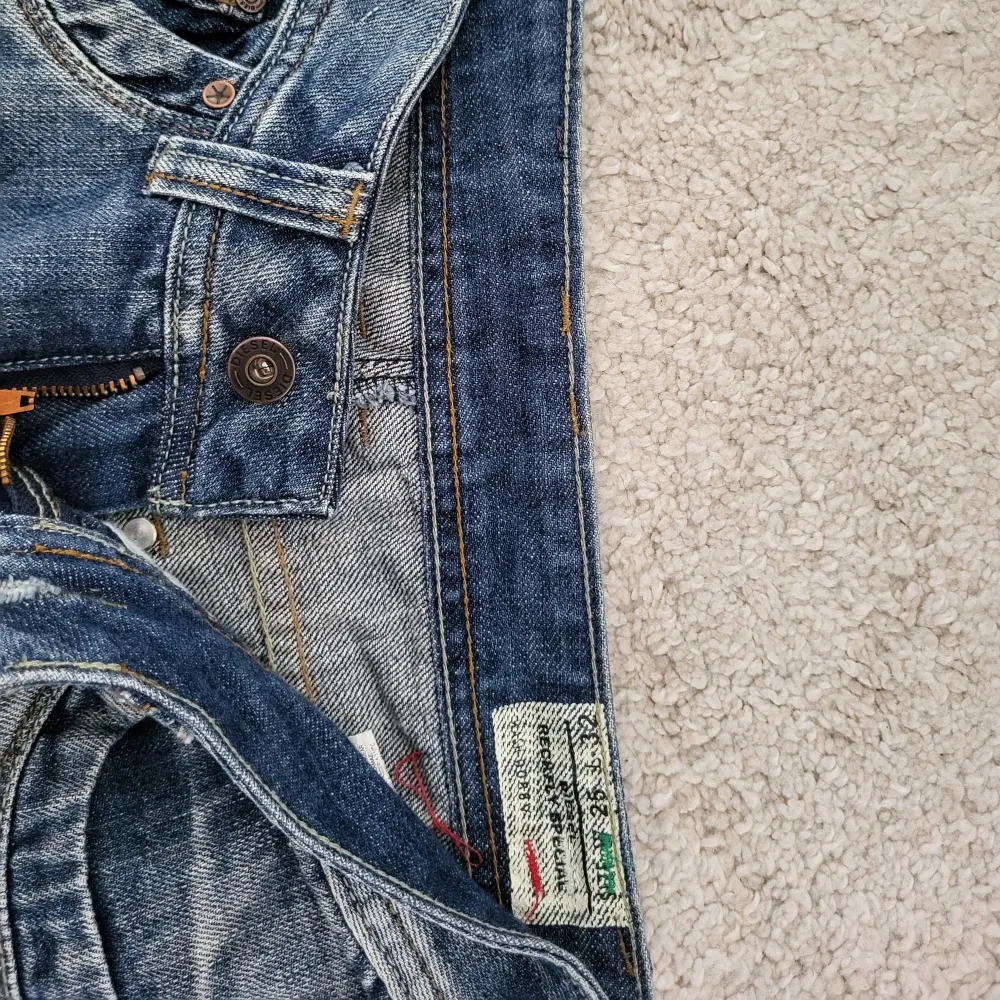 Skitsnygga dieseljeans i jättebra kvalitet. Köpte dem här på plick och säljer pga av att dem är för små för mig. Innerbenslängd: 80 cm Midjemått: 33 cm Kontakta för mer information. ❤️. Jeans & Byxor.