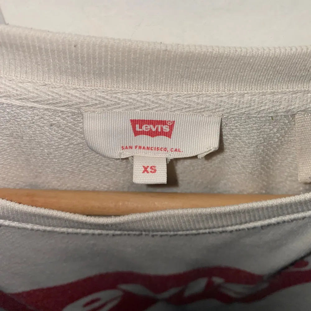 Snygg Levis tröja i xs, ganska använd men tycker inte att de märks något. Säljer pga att jag rensar min garderob.. Hoodies.