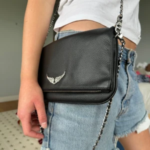 Zadig Rock Swing Your Wings Clutch - Super snygg zadig väska. Knappast använd. Saknar dock en bit på dragkedjan.