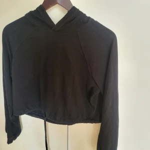 Crop hoodie - En croppad  hoodie, väldigt bekväm och sitter snyggt på. Även om det är stl XS passar den mig som är L.