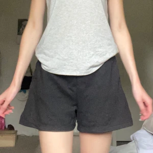 Svarta shorts - Säljer ett par svarta mjukisshorts från H&m divided i strl.XS💗De har snöre i midjan så du kan själv bestämma hur du vill ha dom sitta🙌🏻Använda ca 10 gånger och är felfri, men i använt skick☺️De har även en slit längst ner på båda sidorna!!