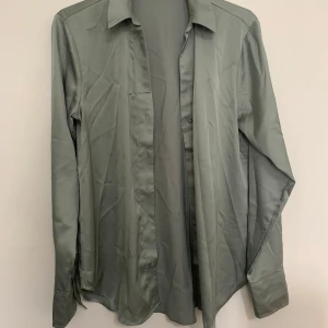 Skjorta  - Skjorta ifrån hm i nyskick utan några defekter, den är lite skrynklig men man kan bara stryka den❤️passar S-XS men jag som är M kan ha på den också