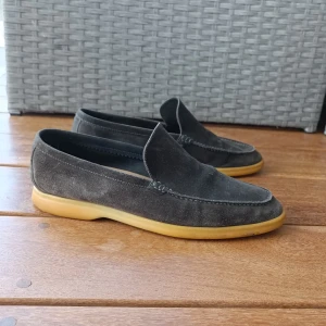 Loro Piana Summer walks - Säljer dessa äkta Loro Piana loafers | storlek 40 men sitter mer som 41-42 beroende på hur man vill att de ska sitta | Nypris: Ca 10 000 kr | Vårat pris: 2999 kr | Tveka inte på att höra av er vid funderingar eller intresse | priset går att diskutera