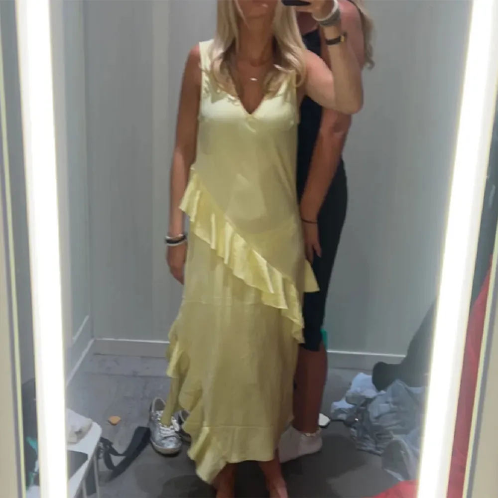 Säljer denna jätte fina gula klänningen som är i nyskick💗Perfekt nu till sommaren!!. Klänningar.