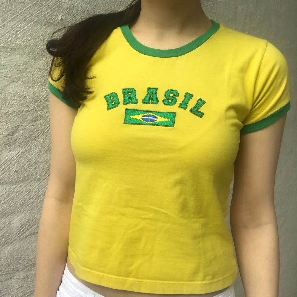 vintage Brasilien t-shirt som är köpt i Brasilien ✨perfekt passform och så snygg till jeans och kjolar ✨fräsch & nytvättad, bra skick 💛💚. T-shirts.