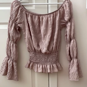 Topp - Aldrig använt! Finns en kjol till toppen också, (skriv vid intresse av kjolen till toppen)  