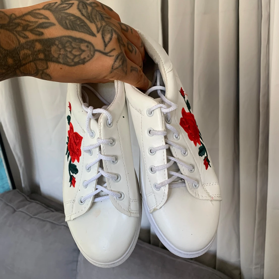 Vita sneakers med rosor - 90