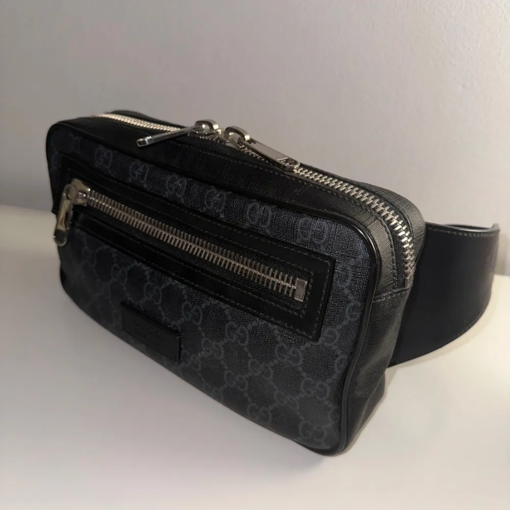 Säljer en Gucci Belt bag i väldigt bra skick. Box och låda finns. Inköpt i Gucci butiken i Köpenhamn kvitto allt ingår.  Nypris 12.000kr. Väskor.