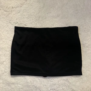 Minikjol - Svart minikjol med shorts i, lik den från Alobha label! Storlek 36 men skulle passa 34 oxå