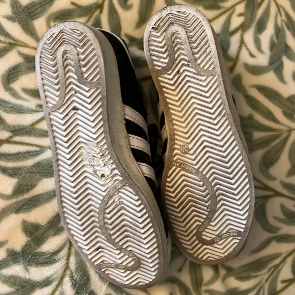 Adidas skor svarta superstar storlek 38, andvända men fint skick . Skor.