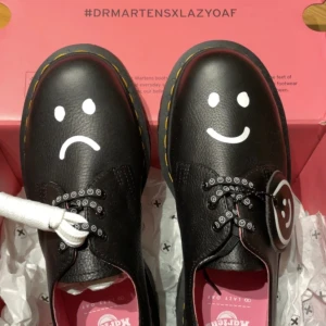 Dr. Martens x Lazy Oaf Bex oxfords - Helt nya och oanvända i sin originalbox samt extra vita skosnören och happy sad nyckelring. Storlek EU 38. 