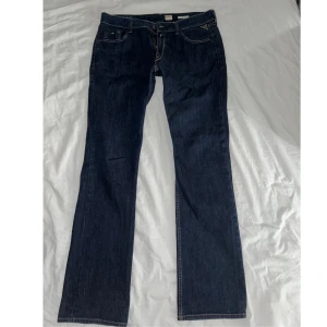 lågmidjade jeans - raka mörkblåa lågmidjade jeans (22cm i fram) från replay! W32 L34 - på mig är de för stora i midjan men bra längd o passform annars (är 181cm o oftast typ str38 i byxor) ! måtten ca: innerbenslängd 86cm, midjemått 44cm, fint skick <3
