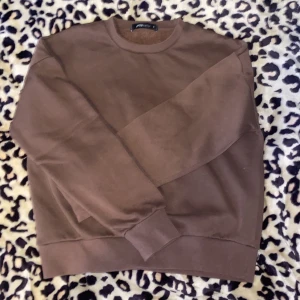 Sweatshirt brunt  - En brun sweatshirt ifrån New yorker 