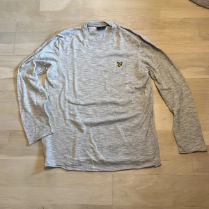 Grå Lyle & scott tröja - Super snygg grå Lyle & scott tröja i storlek XL. Den är också i jätte bra skick!
