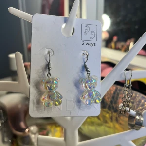 Örhängen teddy - Supersöta teddy örhängen! Säljer då de aldrig används längre ❤️