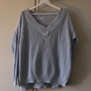 Stickad v-ringad tröja - Superfin blå tröja, den är inte jätte v-ringad. Passar så fint till alla typer av jeans eller över en sommarklänning 